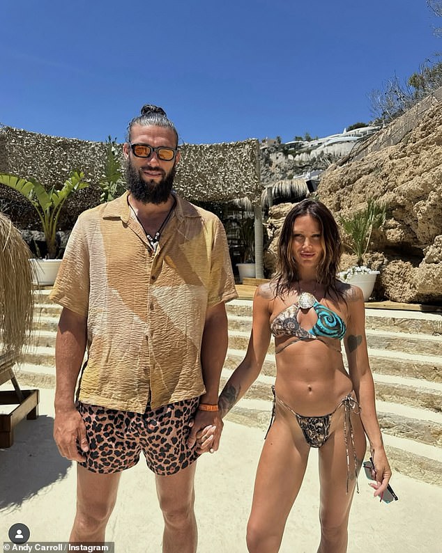 Tjednima nakon njihovog razdvajanja, Andy i Celebrity frizera Lou Teasdale (42) otkrio je njihovu vezu, a sada je navodno postavljen za vezanje čvora s njom