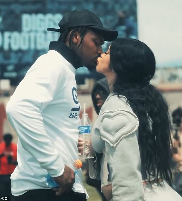 Cardi i Stefon prvi put su se pojavili da se druže početkom ove godine kada su zajedno primijećeni na Valentinovo u Miamiju; Na slici u lipnju