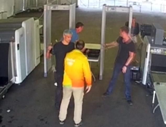 Uspjeh Lochtea u Riju i njegovu novu romansu s Reidom zasjenila je bizarna epizoda zauvijek nazvana 'Lochtegate' nakon plivača i suigrača Jimmyja Feigena, Gunnar Bentz i Jack Conger tvrdili su da su opljačkani u pištolju