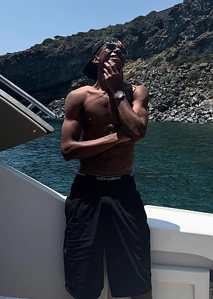 Par je oba objavio fotografije s broda, ali Yamal negira da su u vezi