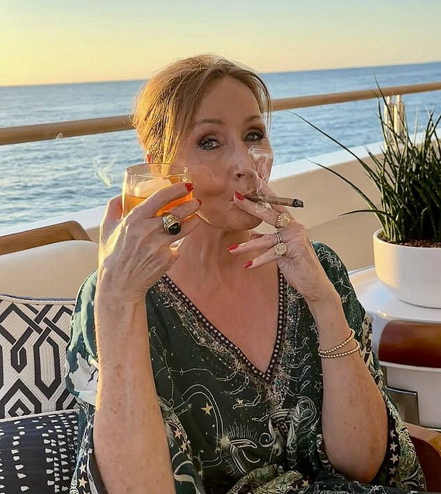Kreator Harryja Pottera JK Rowling (na slici na njezinoj jahti Nedavna presuda Vrhovnog suda o biološkom spolu) s kritičarima se svađa oko njezinih stavova o spolu