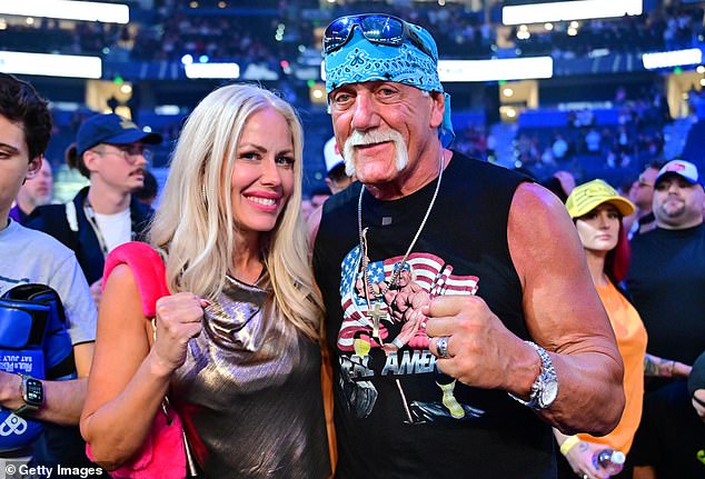 Hogan, na slici sa suprugom Sky Daily, umro
