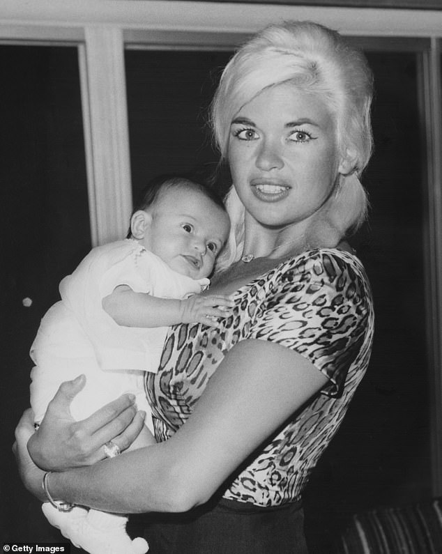 Jayne je na slici šestotjedne Mariske 1964. godine