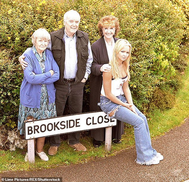 Jennifer je naletjela na slavu devedesetih igrajući Emily Shadwick u Brooksideu (na slici s Jean Heywood, Kenneth Cope i Marji Campi)
