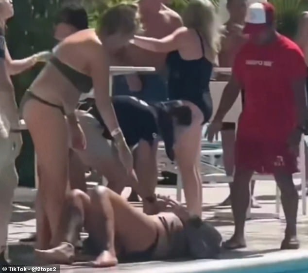 Žena je ostala nepomično ležeći na zemlji dok joj je prisustvovalo više prolaznika