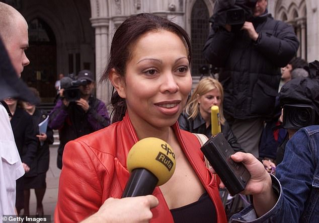 Dok je Borisov brak s Barbarom implodirao, Angela sa sjedištem u Londonu pokrenula je tužbu za očinstvo protiv umirovljenog tenisača, tvrdeći da je otac njezine tada devet-mjesečne kćeri Anna