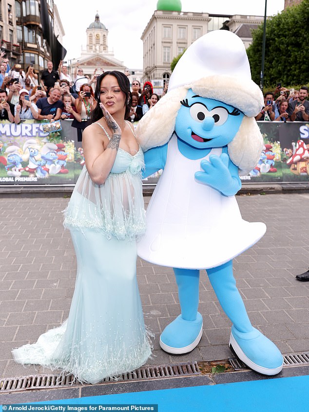Kad je Frazier postavio očekivanu 36-godišnjakinju isto točno pitanje, nasmiješila se i odgovorila: 'Da vidimo je li to Smurfette ... to bi mogao biti tata Smurf. Tko zna? '