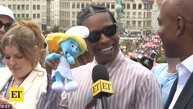 Osjetivši se u korner, $ AP (rođen Rakim Athelaston Mayers), a zatim je držao plišanu lutku Smurfette i preusmjerio: 'Upravo ovdje, znate što govorim? Upravo ovdje '