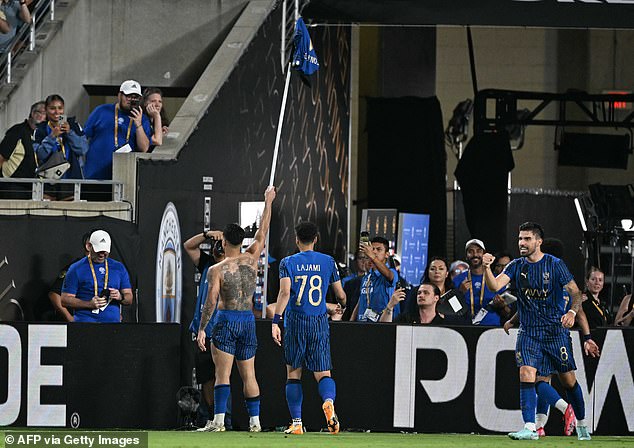 Ali grad je bio obrambeno krhki i njihovi protivnici su ih previše lako probijali