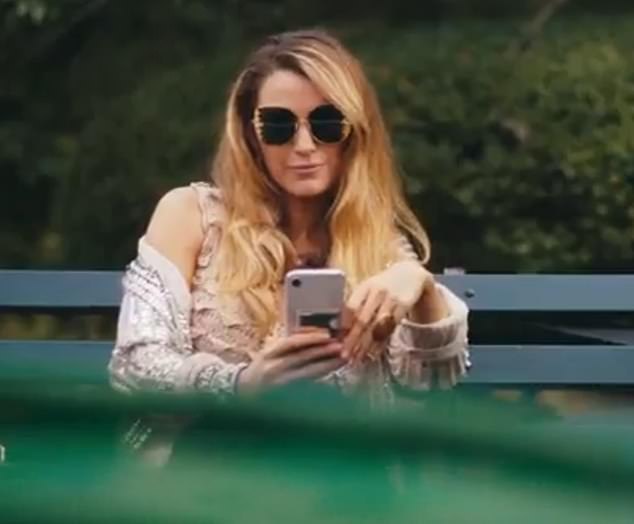 Video započinje živahnim pomicanje kroz telefon dok sjedi na klupi u parku, jer netko uzima nekoliko prikrivenih snimka o njoj.