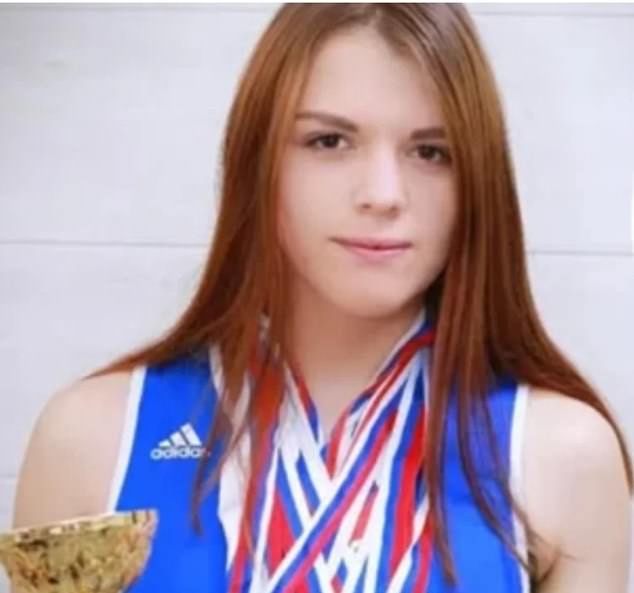 Luchkina, na slici ovdje, noseći svoje amaterske bokserske medalje, zapalila se pod vatrom