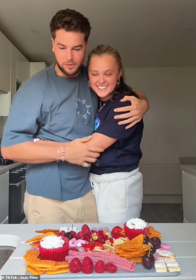 Otkako je prošlog mjeseca potvrdio njihovu vezu, stvari su se zagrijavale između Chrisa i Jojoa, a pjevačica je prošlog tjedna iznenadila svog dečka leteći u Veliku Britaniju