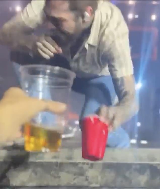 U virusnom isječku, Post izvodi svoje i Blake Shelton ¿s duet sili mi piće s crvenom solo šalicom u ruci