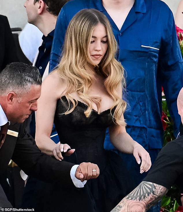 Dok su fotografije ostavile dojam velikog spektakla za goste, uključujući Sydney Sweeney, izvori su podijelili kako je vjenčanje