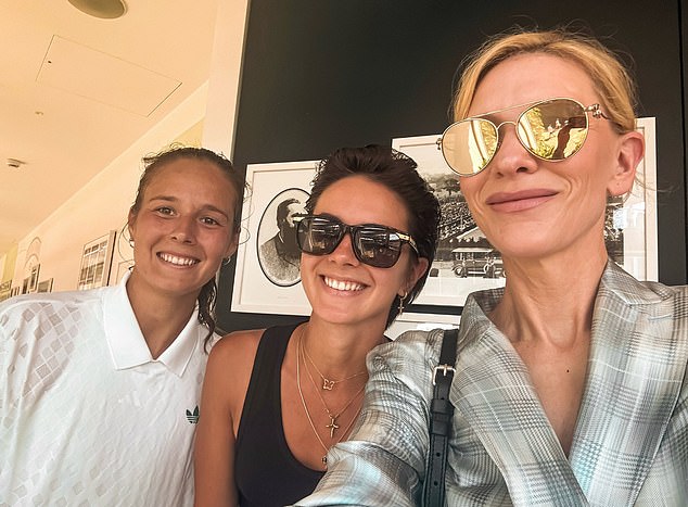 Kasatkina (lijevo) prikazana je ovog tjedna na Wimbledonu sa svojom zaručnicom i olimpijskim klizačem Natalijom Zabiiako (središte) i kolegom Aussie Cate Blanchett (desno)