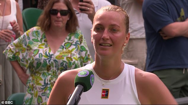 Potom se posljednji put obratila mnoštvu i postala emotivna dok se zahvalila fanovima