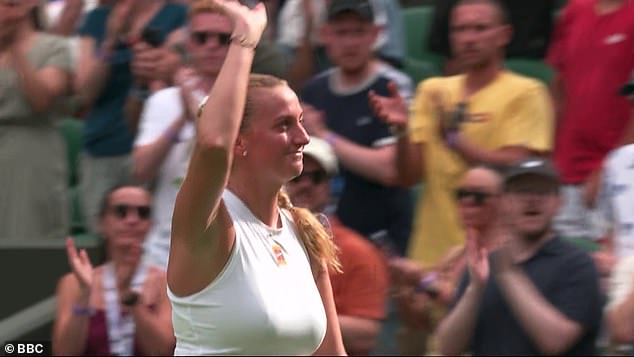 35-godišnjak je tada krenuo s terena i posljednji put mahnuo publici Wimbledona