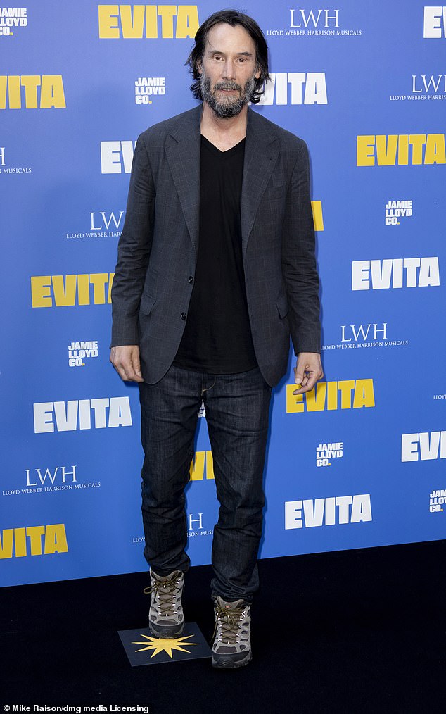 U utorak je bio i John Wick Keanu Reeves, odlučio se za ekscentrični prikaz u tamnom blejzeru, džemperu s V -izrezom, trapericama - i ono što se činilo kao par planinarskih čizama