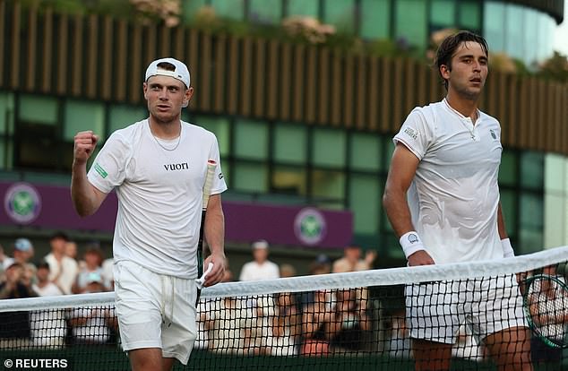 Nakon pobjede Pinningtona Jonesa u utorak, Draper je bio tamo da ga pozdravi u sobi za liječenje