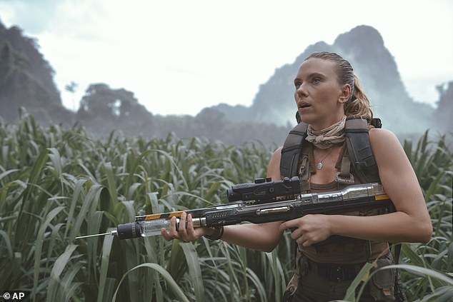 Međutim, Jurassic World Rebirth (gore) - očekuje se da će ovog vikenda donijeti najmanje 100 milijuna dolara - najveći je film na studijskom docketu već mjesecima, pa su priložili rani trailer Odiseje na nju