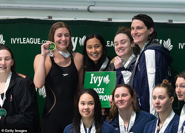 Lia Thomas pozira s Penn suigračima Hannah Kannan, Camryn Carter i Margot Kaczorowski nakon osvajanja 400 dvorišnih štafeta na prvenstvu u Ivy League 2022