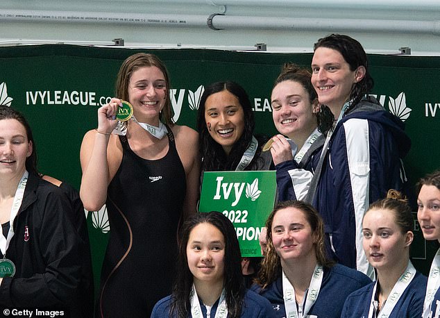 Thomas pozira s Penn suigračima Hannah Kannan, Camryn Carter i Kaczorowski nakon osvajanja 400 dvorišnih štafeta na prvenstvu u Ivy Leagueu 2022