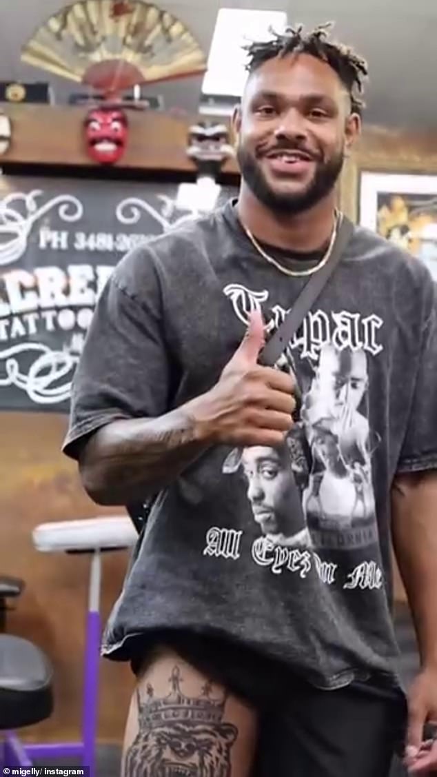 Delfini i Queensland Stroj za pokušaj postizanja označavanja je prepoznatljivo u seksu zahvaljujući značajkama poput karakteristične tetovaže medvjeda-s-a-crowna na desnom bedru (viđen ovdje)