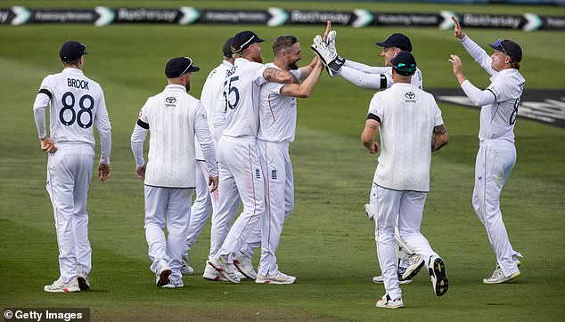 U drugom ubačaju vratio se zip Woakes, a lopta je prešla na vrh panjeva