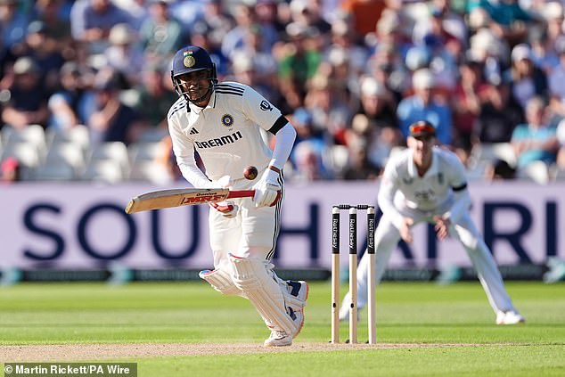 Englesku je držao Gill, ali njihove su se kuglače dobro borile na prvi dan drugog testa