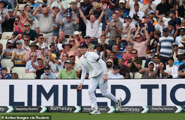 Zak Crawley bio je vrlo širok, ali Stokes ga je premjestio kad se Engleska pregrupirala za večer