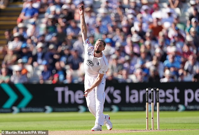Chris Woakes (36) tvrdio je dva hica, dok je kapetan Indije Shubman Gill pogodio 114 u Edgbastonu