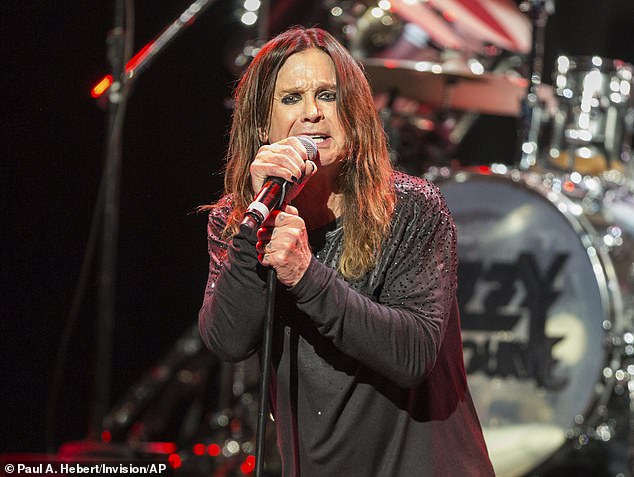 Ozzy (na slici 2014. godine) u posljednjih pet godina podvrgnut je sedam operacija, uključujući četvrtu operaciju kralježnice u rujnu 2023., a borio se o Parkinsonovoj bolesti