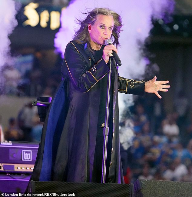 Rocker, 76, (na slici 2022.), trebao bi se popiti oko 20.30 za svoj posljednji nastup uživo, zajedno sa svojim kolegama Tonyjem Iommi, Geezerom Butlerom i Billom Wardom