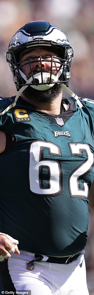 Jason je ovdje prikazan tijekom igre u listopadu 2022. godine težine oko 300 kilograma, oko prosječne težine za NFL uvredljivog veznjaka