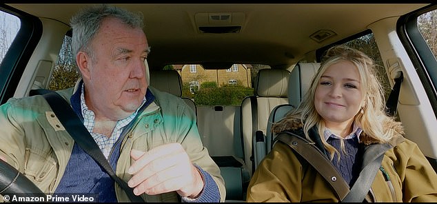 Medicinska sestra, 24 godine, koja je viđena kako pomaže TV zvijezdi da upravlja diddly čučnjem u Oxfordshireu u odsutnosti Kaleba Cooper u četvrtoj seriji njegove hit Prime Video show Clarkson's Farm