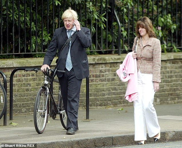 Boris Johnson drži svoj bicikl hodajući pored Petronella Wyatt u Londonu 2004. godine