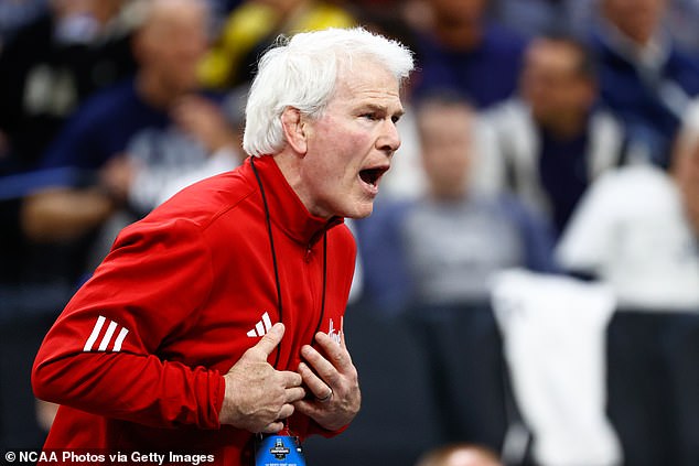 Trener hrvanja u Nebraski Mark Manning iznio je zahtjev za Hurrdat Sports krajem lipnja