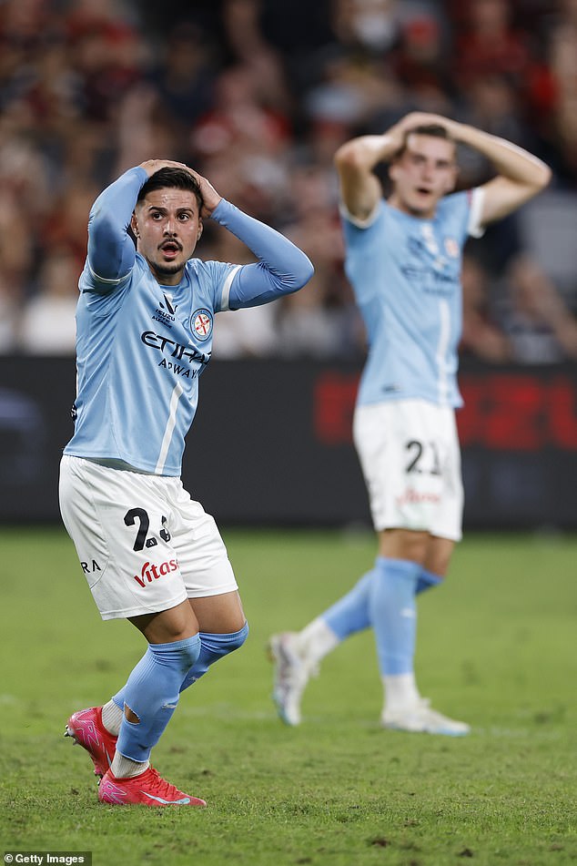 A-liga Sydney FC (na slici) mogao bi biti prisiljen igrati na malom prigradskom terenu ako istraga preporuči isključivanje za rješavanje problema