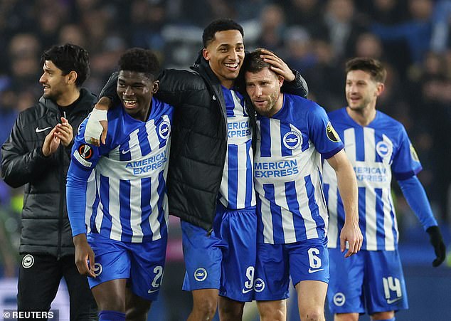 Pedro i Milner dijele zagrljaj nakon Brightonove pobjede 1-0 nad Marseilleom u prosincu 2023