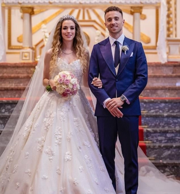 Jota se u posljednjih dva tjedna udala za svoju dragu iz djetinjstva Rute Cardoso, majku svoja troje djece. Ovdje su prikazani na dan svog vjenčanja