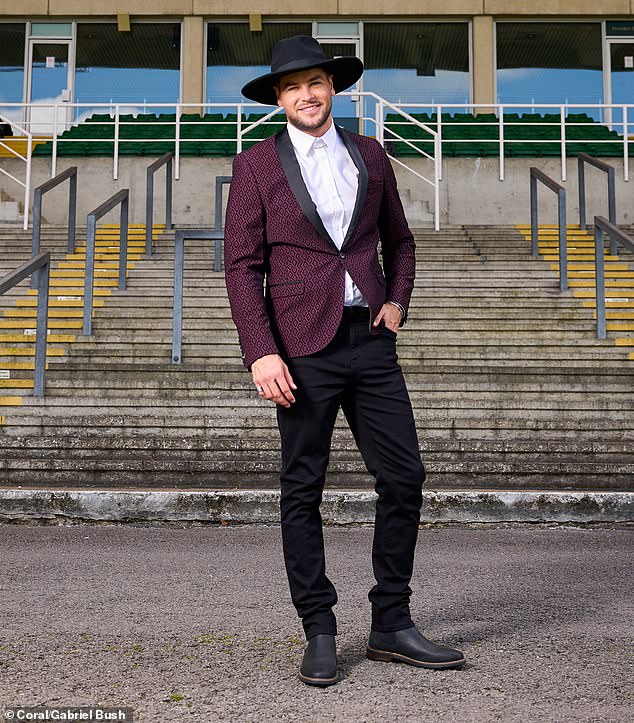 Chris je za 2010 -te navario ogroman šešir i maroon blejzer, uparivši ih sa mršavim trapericama u stilu James Baya