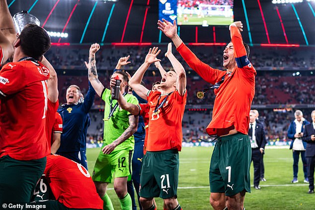 Jota je plesala s suigračima i navijačima Portugala nakon što su u lipnju trijumf njihove nacije Trijumfa