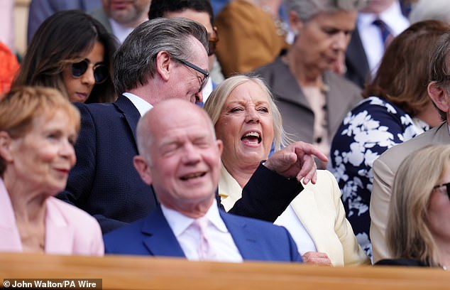 Feargal Sharkey i Deborah Meaden podijelili su smijeh, s glumicom Celia Imrie viđena je kako se uhvati William Hague
