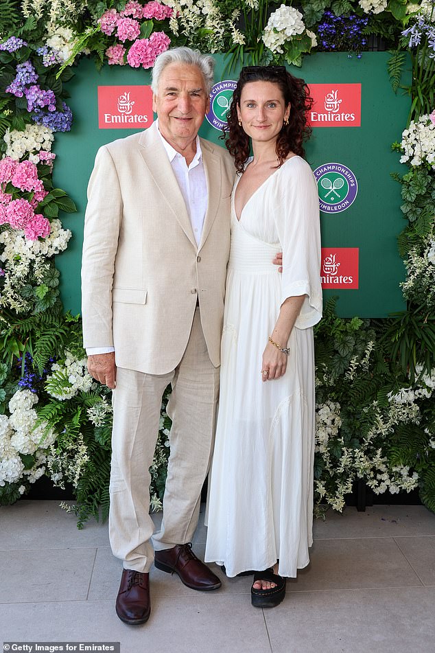 Zvijezda opatije Downton Jim Carter pozirala je sa svojom kćeri glumice Bessie Carter, koja glumi u Bridgertonu, u apartmanu Emirates