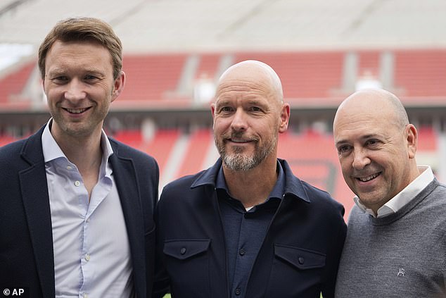 Bayer sportski direktor Simon Rolfes (lijevo) rekao je da im je Wirtz rekao u svibnju da se želi preseliti na Anfield