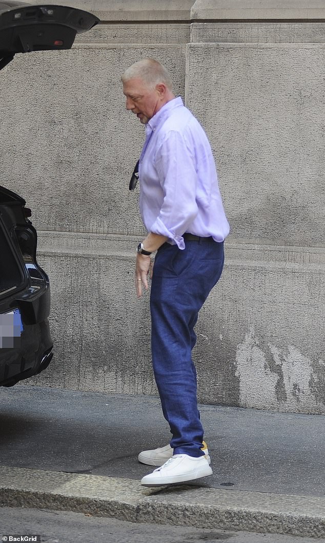 Boris je fiksirao par sunčanih naočala u svojoj košulji i izveo srebrni sat kako bi dovršio svoj vaave izgled