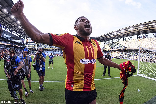 Zvijezda, čija je strana Esperance de Tunis igrala protiv Chelseaja, ušla je u svađu s avionskim osobljem preko sigurnosnog pojasa svog sina