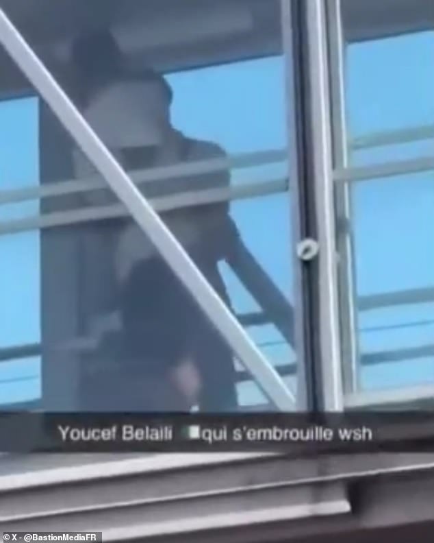 Air France je zatražila policijsku podršku i on je pritvoren nakon slijetanja, ali kasnije je pušten