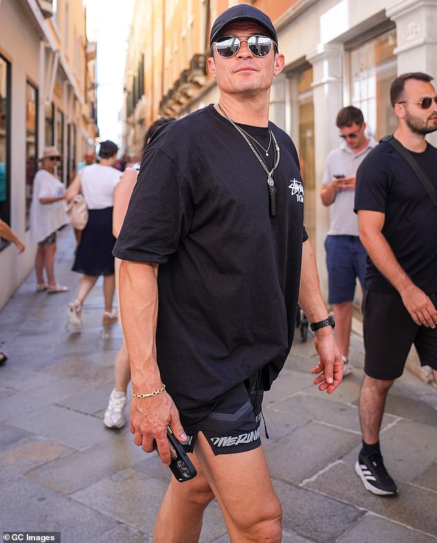 Orlando je prikazan prošle subote u Veneciji, gdje je putovao sam kako bi prisustvovao vjenčanju Jeffa Bezosa i Lauren Sanchez, unatoč tome što je Katy bila prijateljica s mladenkom