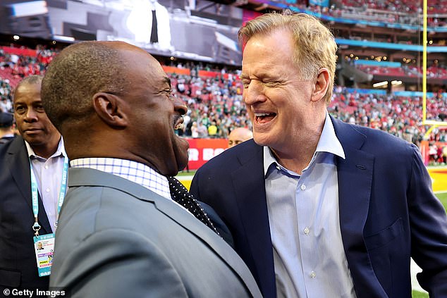 Izvršni direktor NFLPA DeMaurice Smith pozdravlja povjerenika NFL -a Roger Goodell pozira za sliku pred Super Bowl LVII između Kansas City Chiefs -a i Philadelphia Eagles